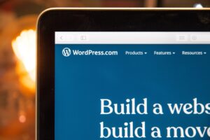 Wybór Odpowiedniego Systemu Zarządzania Treścią (CMS): WordPress, Joomla czy Drupal? Porównanie Cech, Zalet i Wad